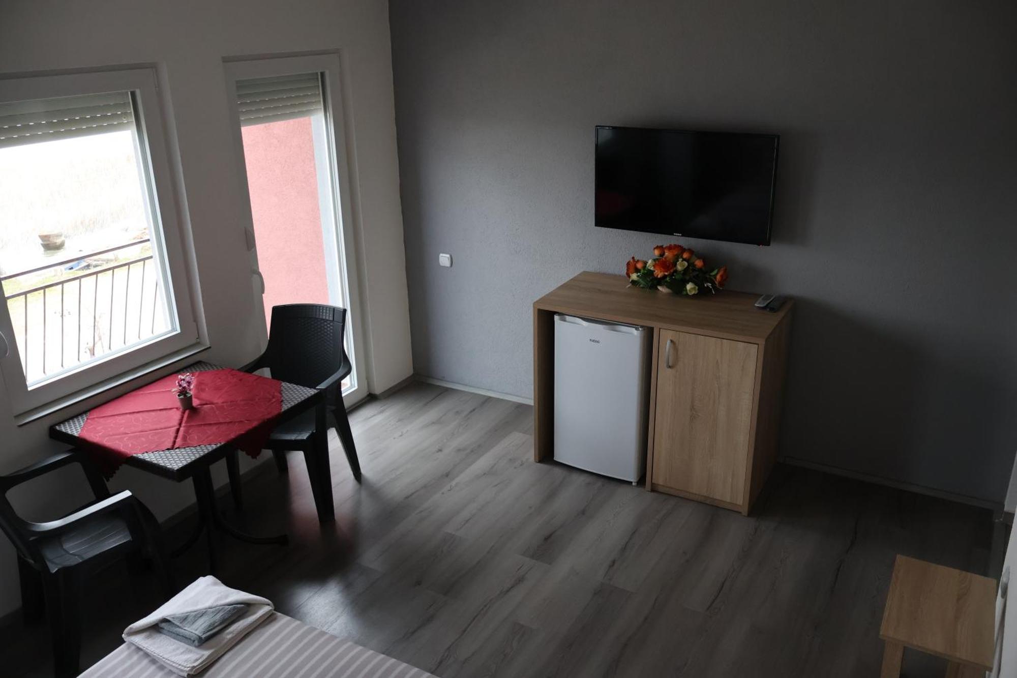 Ajkoski Apartments Пештани Экстерьер фото