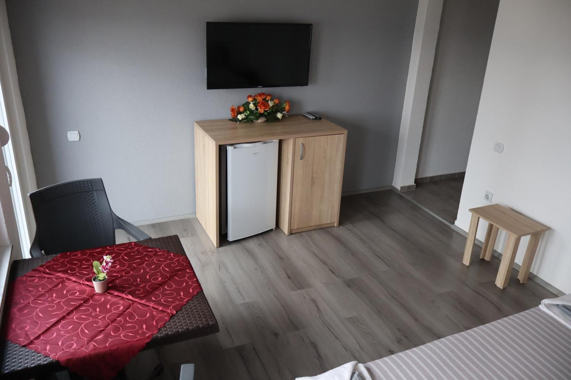 Ajkoski Apartments Пештани Экстерьер фото