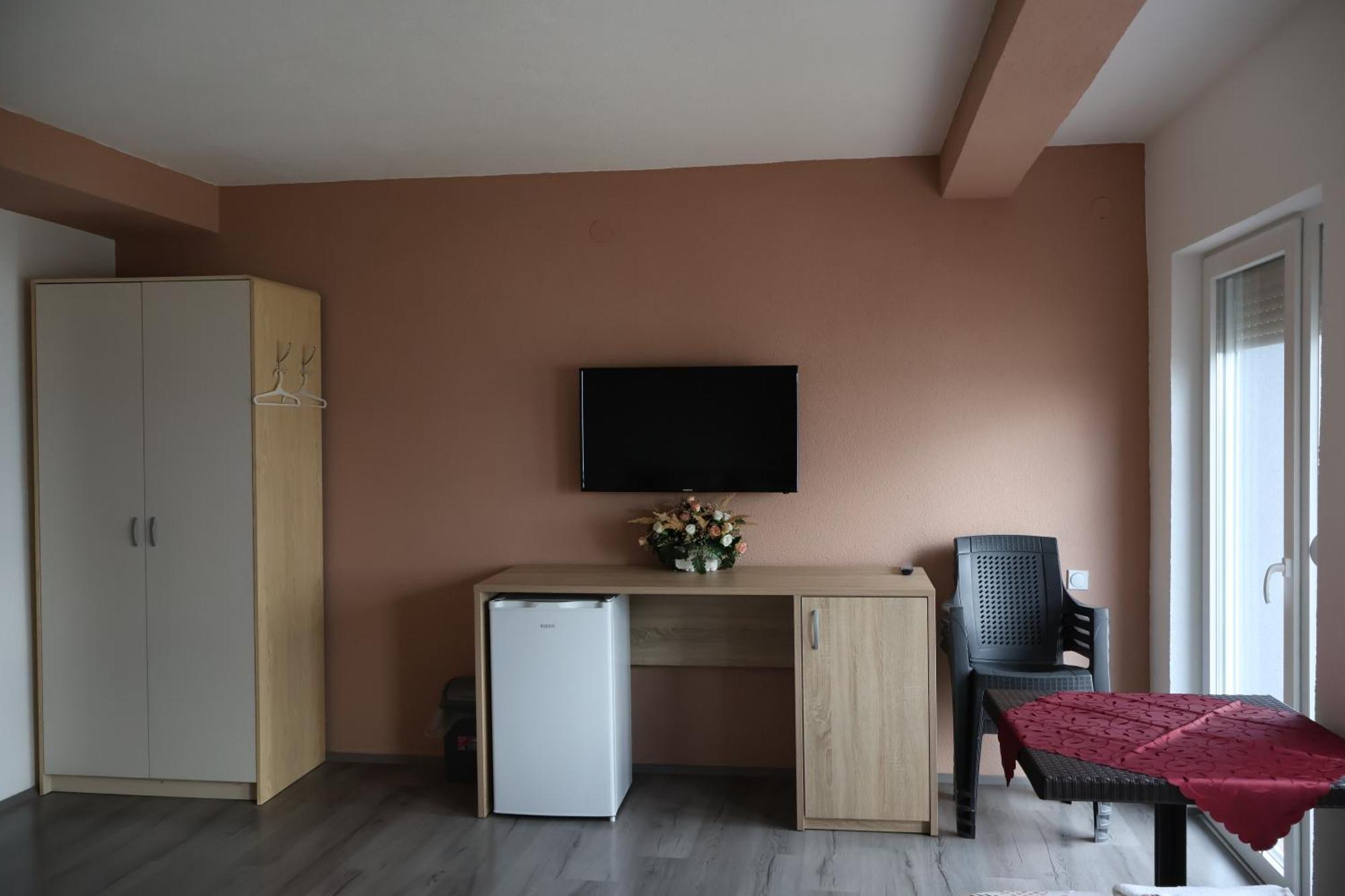 Ajkoski Apartments Пештани Экстерьер фото