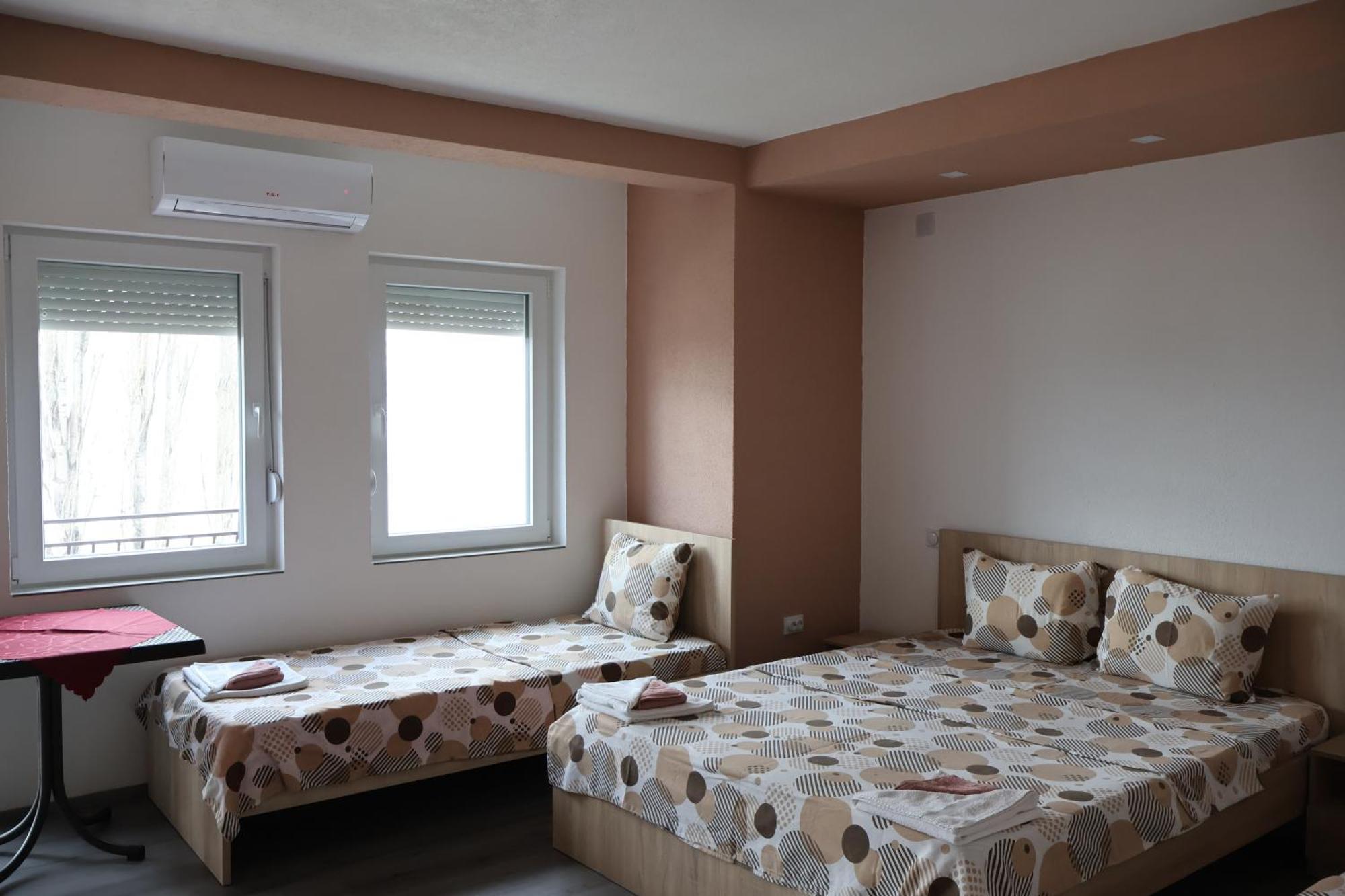 Ajkoski Apartments Пештани Экстерьер фото